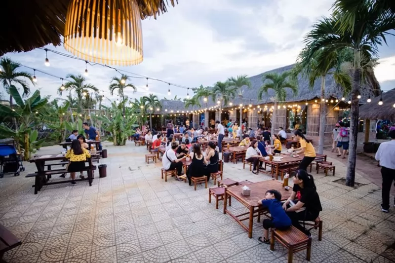 Khu vực ẩm thực ngo&agrave;i trời sẽ mang đến một trải nghiệm d&acirc;n d&atilde;, th&ocirc;n qu&ecirc; Việt Nam