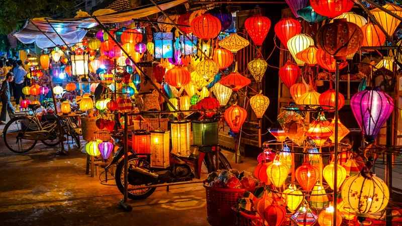 Khung cảnh các tiệm bán đèn lồng ở lễ hội