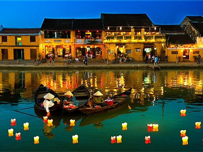 Khung cảnh lãng mạn hòa huyện giữa sự đối lập của dòng sông và dãy nhà cổ kính