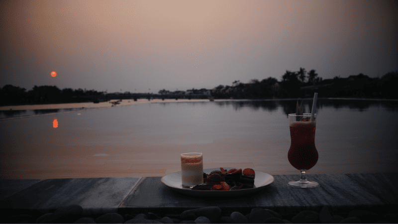 Khung cảnh ngắm hoàng hôn thơ mộng tại Moonshine Bar