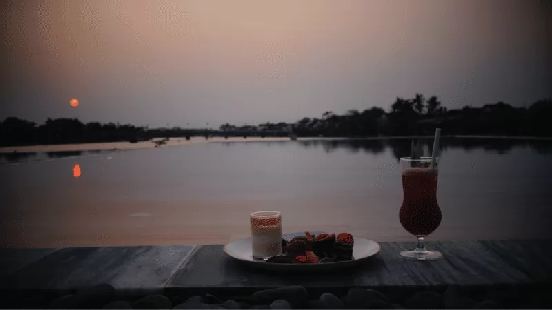 Khung cảnh ngắm ho&agrave;ng h&ocirc;n thơ mộng tại Moonshine Bar