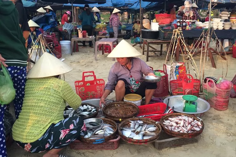 Kiểm tra độ tươi của khi đi lựa c&aacute; tại chợ c&aacute; Cửa Đại