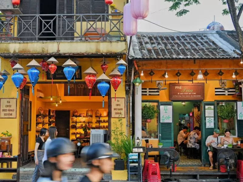 Kiến tr&uacute;c cổ k&iacute;nh đặc sắc của những ng&ocirc;i nh&agrave; tạo n&ecirc;n một kh&ocirc;ng kh&iacute; ấm c&uacute;ng