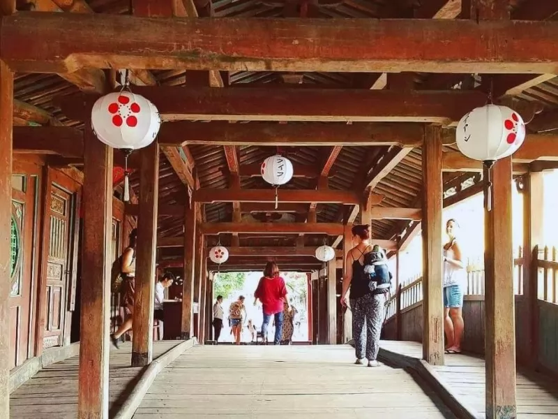 Kiến trúc Nhật Bản còn sót lại bên trong Chùa Cầu