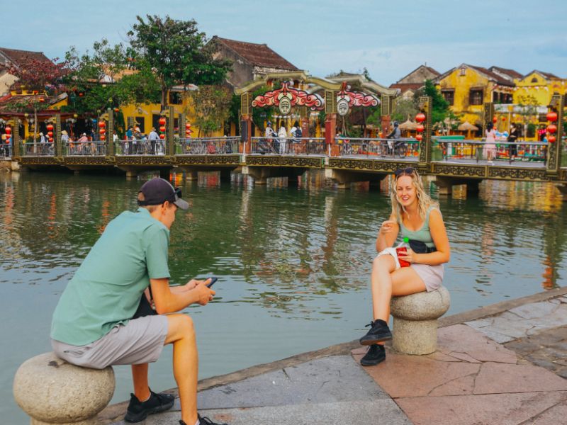 Kinh nghiệm du lịch Hội An là lựa chọn trang phục thoải mái, giày dễ vận động di chuyển