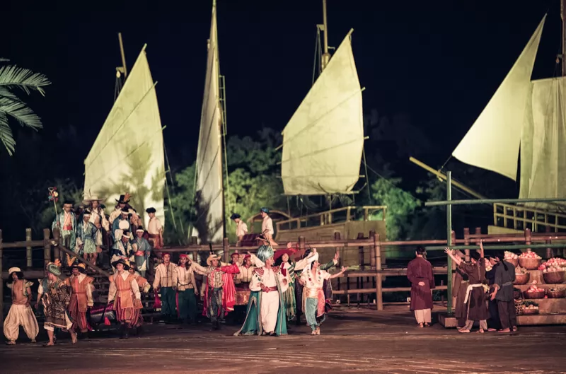 The Hoi An Memories show brings a vivid story about a bustling Hoi An in the 16th and 17th centuries