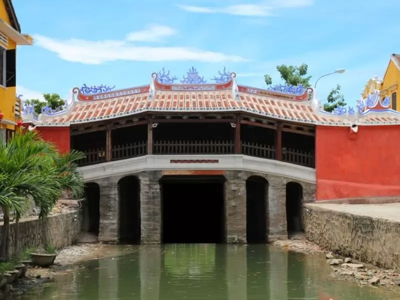 Lạc v&agrave;o vẻ đẹp b&igrave;nh y&ecirc;n tại Ch&ugrave;a Cầu, biểu tượng kh&ocirc;ng thể bỏ lỡ khi kh&aacute;m ph&aacute; Hội An