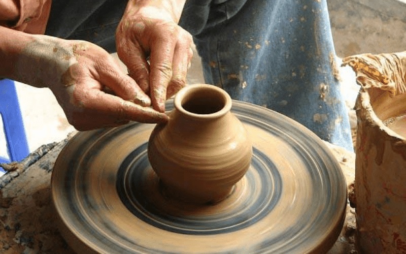 Làm gốm tại sự kiện làng gốm Thanh Hà