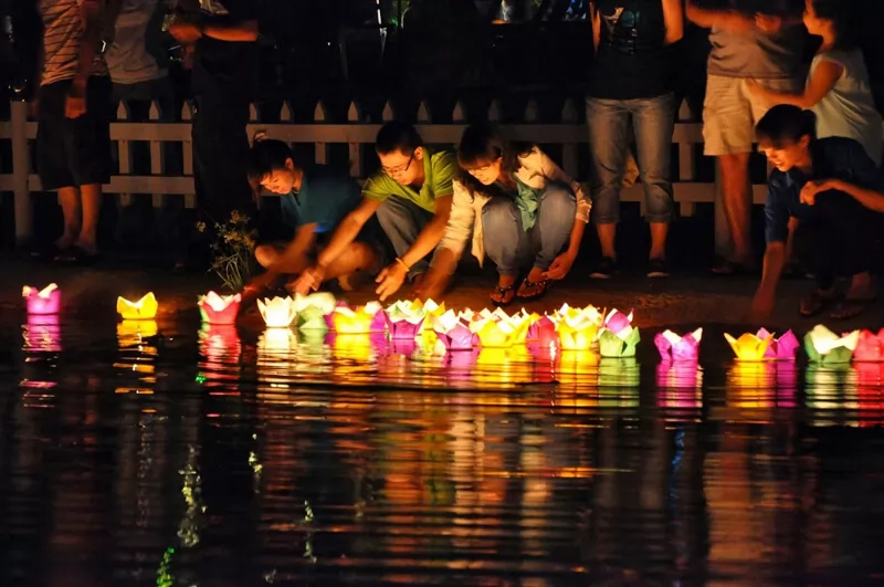 Falling in love with Hoi An floating flower lantern