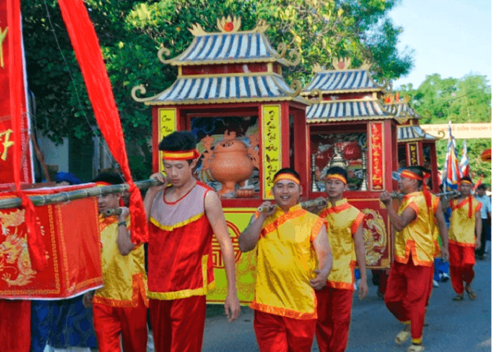 The Thanh Ha Pottery Festival is held annually on the 9th and 10th days of the 7th month of the lunar calendar
