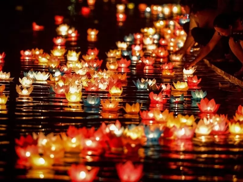 Mỗi chiếc hoa đăng được thả xuống d&ograve;ng s&ocirc;ng mang theo những ước nguyện tốt l&agrave;nh