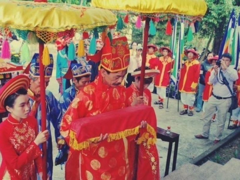 Lễ tế Cá Ông được đông đảo người dân và du khách tham dự 