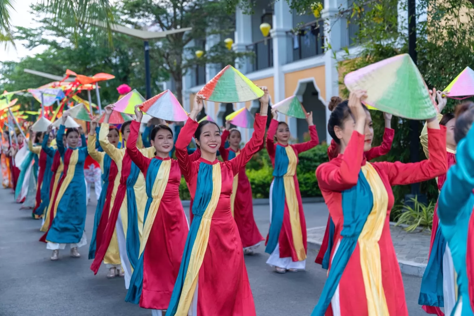 KHÁM PHÁ LỄ HỘI ĐƯỜNG PHỐ SÔI ĐỘNG CÙNG 1001 ĐIỂM CHECK IN HỘI AN ẤN TƯỢNG 