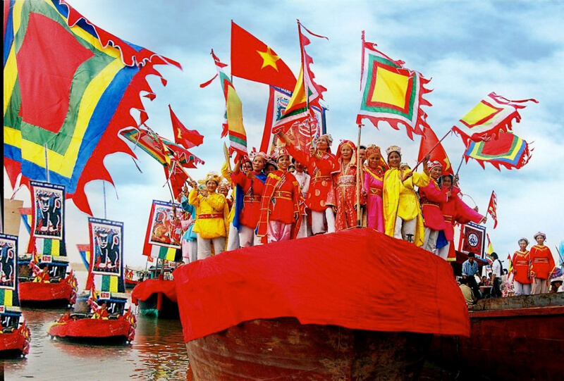 Cau Bong Festival is one of the impressive shows in hoi an