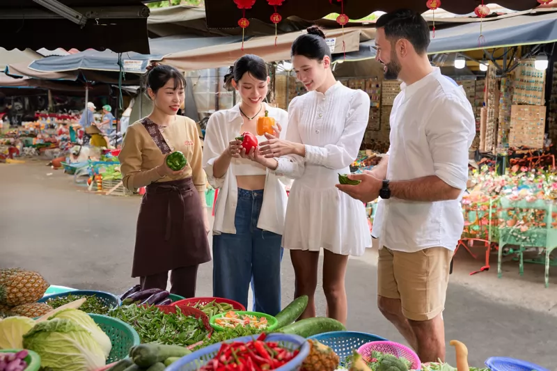 Học vi&ecirc;n đi chợ địa phương v&agrave; tự tay lựa chọn nguy&ecirc;n liệu