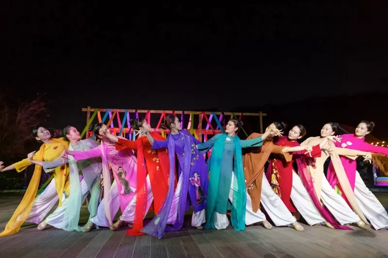 Lụa Ơi: C&acirc;u chuyện về h&agrave;nh tr&igrave;nh của những người thợ dệt lụa t&agrave;i hoa