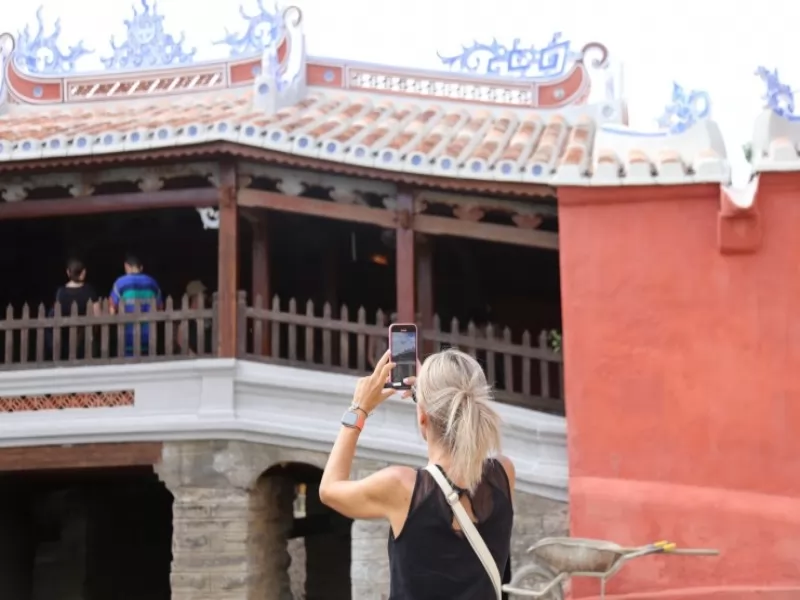 Lưu lại khoảnh khắc đ&aacute;ng gi&aacute; c&ugrave;ng kiến tr&uacute;c ấn tượng của Ch&ugrave;a Cầu&nbsp;