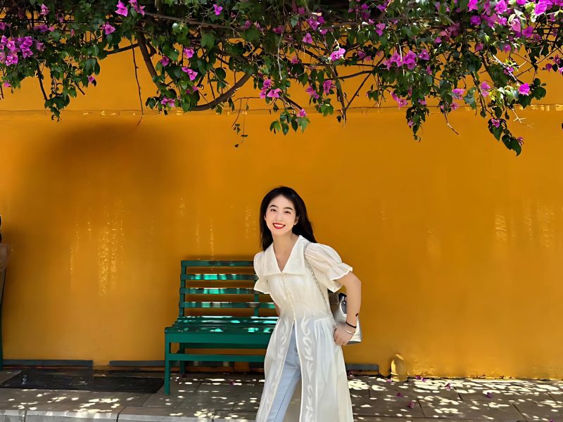 Lưu lại những khoảnh khắc đẹp cùng hoa giấy Hội An