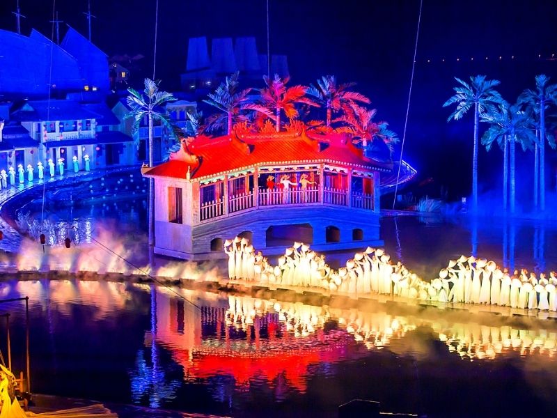 Mái nhà cổ, lối kiến trúc cổ kính của đặc trưng của Hội An