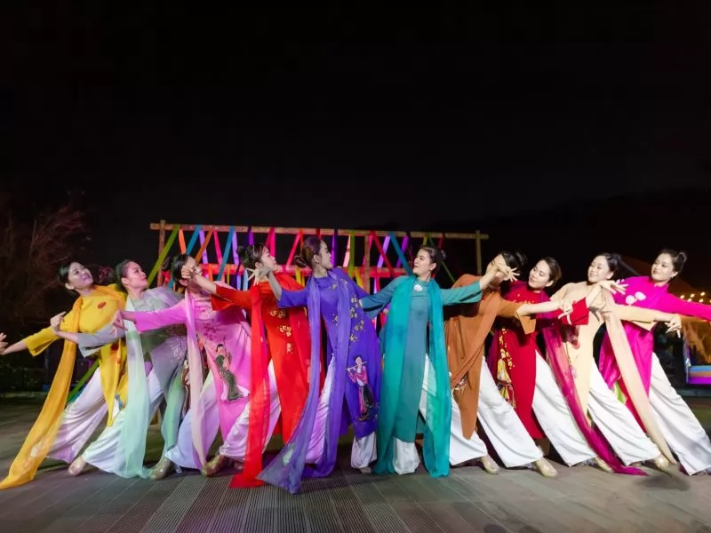 M&agrave;n biểu diễn &ldquo;Lụa ơi&rdquo; với những t&agrave; &aacute;o d&agrave;i đa sắc