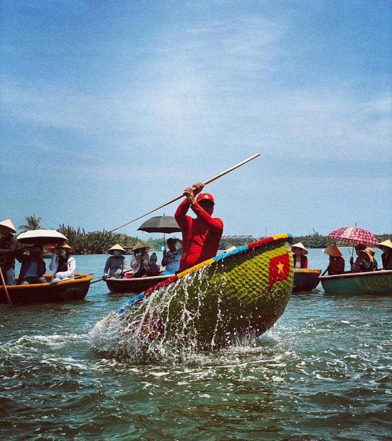 Màn trình diễn quay thuyền thúng điêu luyện khiến du khách thích thú.