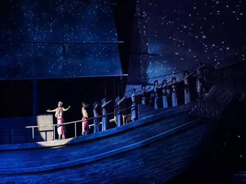 M&agrave;n tr&igrave;nh diễn thứ 3 mang t&ecirc;n &ldquo;Đ&egrave;n & Biển&rdquo; đ&aacute;nh dấu một bước chuyển m&igrave;nh của lịch sử Hội An&nbsp;