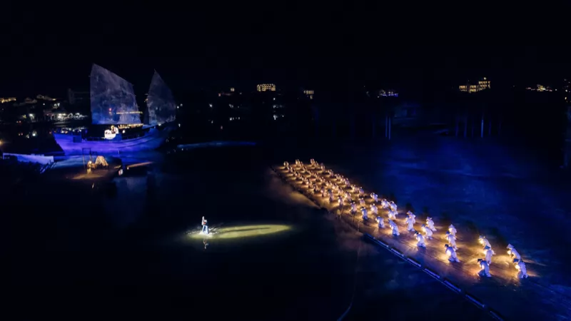 Mang theo những vật dụng cần thiết để c&oacute; trải nghiệm thoải m&aacute;i khi xem show