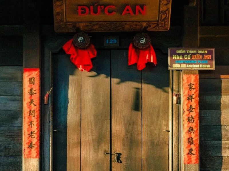 Mắt cửa được đặt ở vị trí trung tâm trên cửa chính nơi dễ dàng nhìn thấy trước ngôi nhà