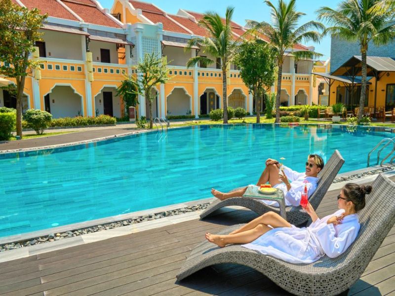 Màu vàng truyền thống ấm áp của phố cổ Hội An cũng có trong khuôn viên của Hoi An Memories Resort & Spa
