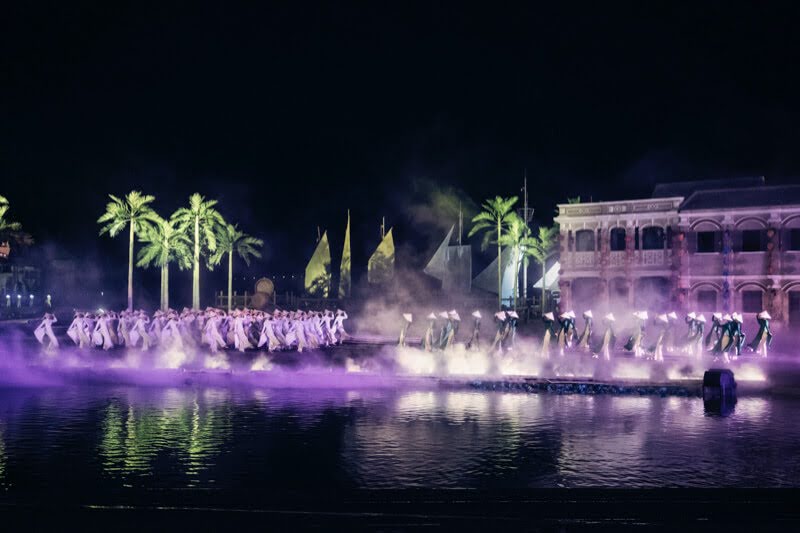 Màn 5 Thể hiện một Hội An vừa cổ kính vừa năng động, duyên dáng và bình yên