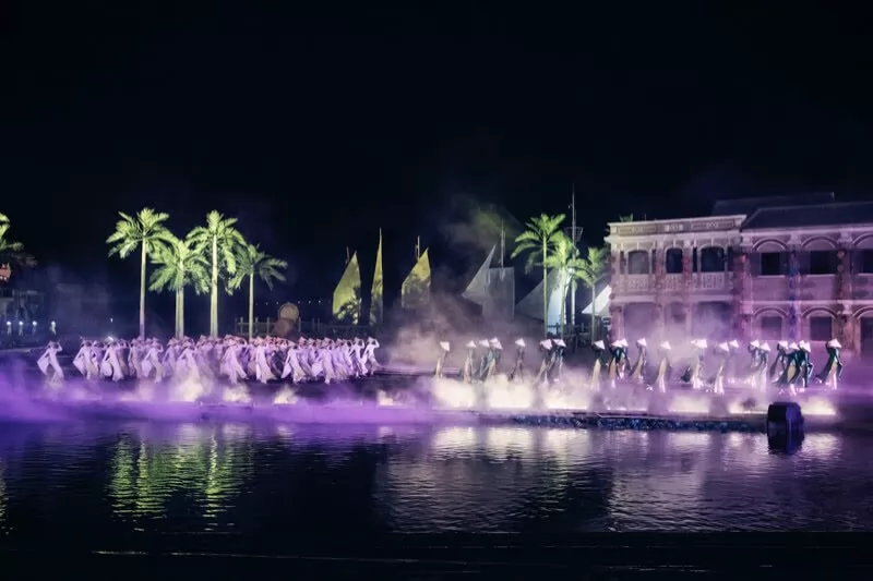 M&agrave;n 5 Thể hiện một Hội An vừa cổ k&iacute;nh vừa năng động, duy&ecirc;n d&aacute;ng v&agrave; b&igrave;nh y&ecirc;n