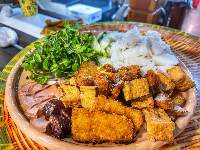 Mẹt bún đậu chất lượng, topping phong phú tại Hội An