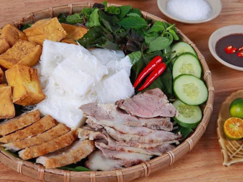 Mẹt bún đậu đầy ắp tại quán Pơ Tao
