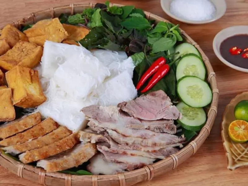 Mẹt b&uacute;n đậu đầy ắp tại qu&aacute;n Pơ Tao