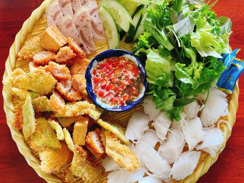 Mẹt bún đậu mắm tôm quen thuộc tại Thu Quảng Trường