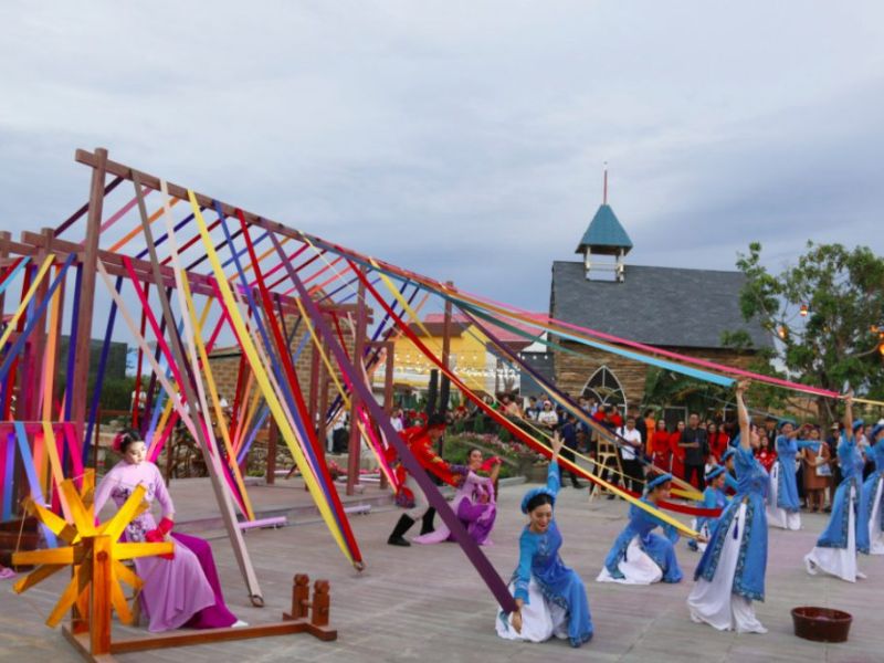 Minishow Bà Chúa Tằm Tang - Tái hiện tình yêu và nghề lụa truyền thống.