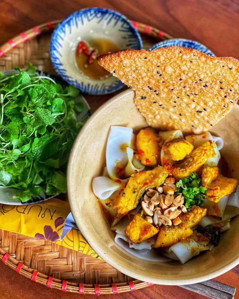 Du khách được thưởng thức các món đặc sản cùng rau tươi tại làng rau Trà Quế