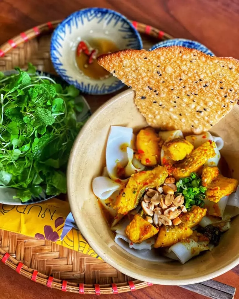 Du kh&aacute;ch được thưởng thức c&aacute;c m&oacute;n đặc sản c&ugrave;ng rau tươi tại l&agrave;ng rau Tr&agrave; Quế