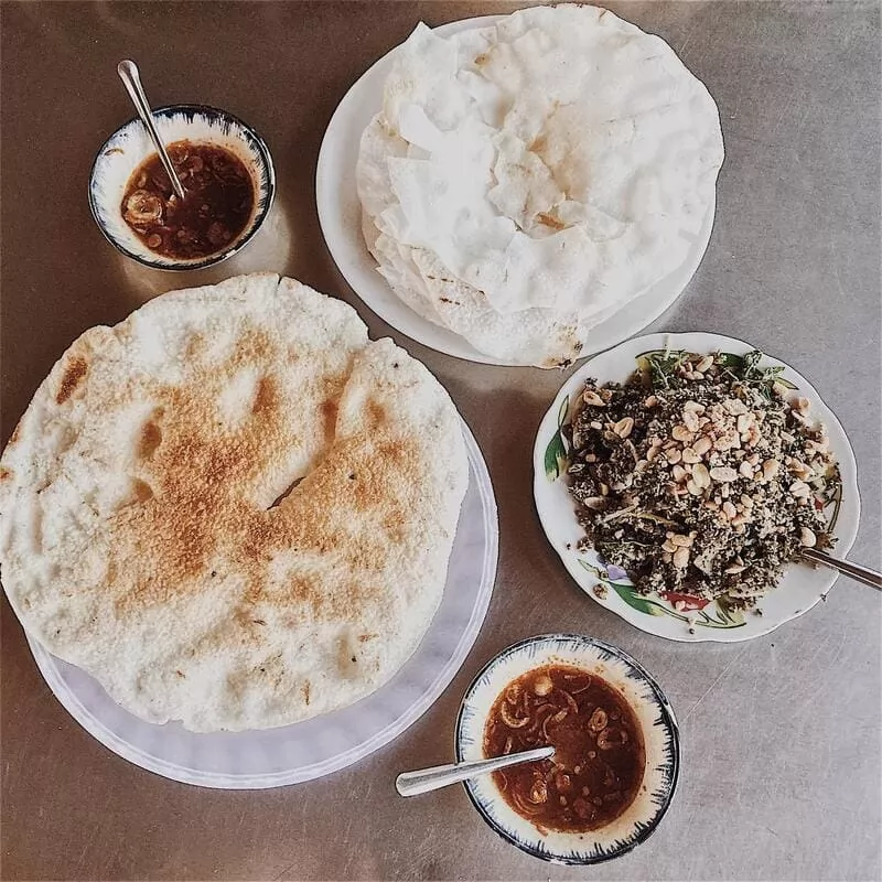 A portion of crushed cake with stir-fried clams at Ba Gia - top food store for Hoi An Food