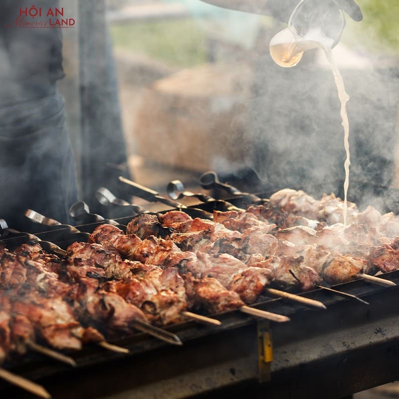 Món xiên nướng đầy hấp dẫn tại khu ẩm thực đường phố của Đảo Ký Ức Hội An