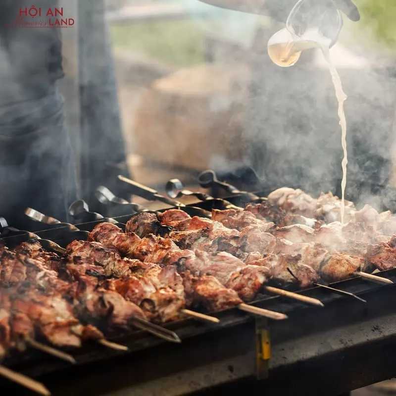 M&oacute;n xi&ecirc;n nướng đầy hấp dẫn tại khu ẩm thực đường phố của Đảo K&yacute; Ức Hội An