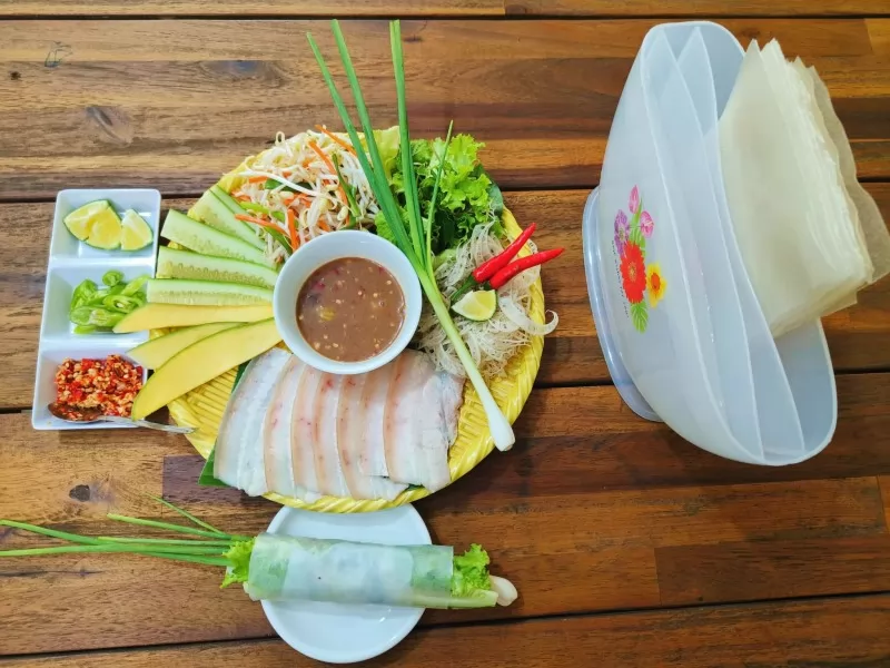 Một cuốn c&oacute; đủ hương vị của thịt heo, rau, chấm c&ugrave;ng mắm n&ecirc;m đậm đ&agrave; kh&oacute; cưỡng