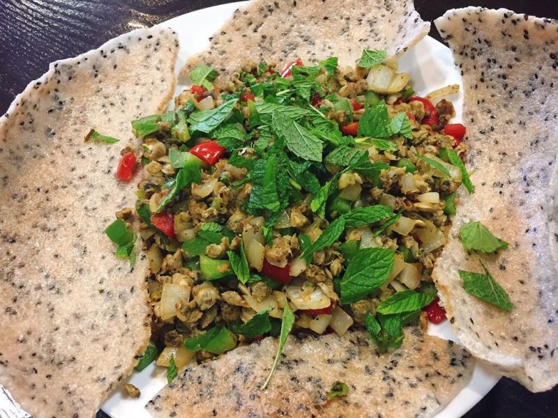 Một miếng bánh tráng giòn xúc cùng hến xào thơm đượm vị ngon