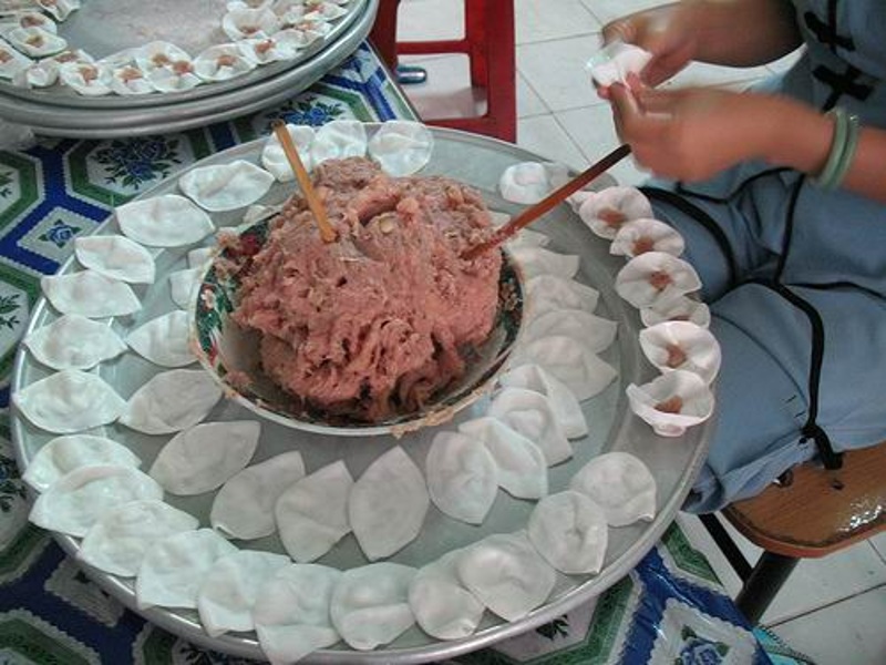 Một ngày, những người bán hàng địa phương có thể làm ra hàng trăm chiếc bánh