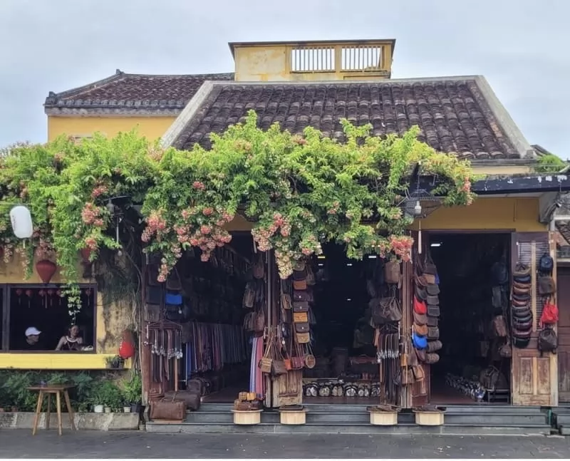 Đừng qu&ecirc;n mua sắm những m&oacute;n qu&agrave; lưu niệm độc đ&aacute;o khi du lịch Hội An tự t&uacute;c