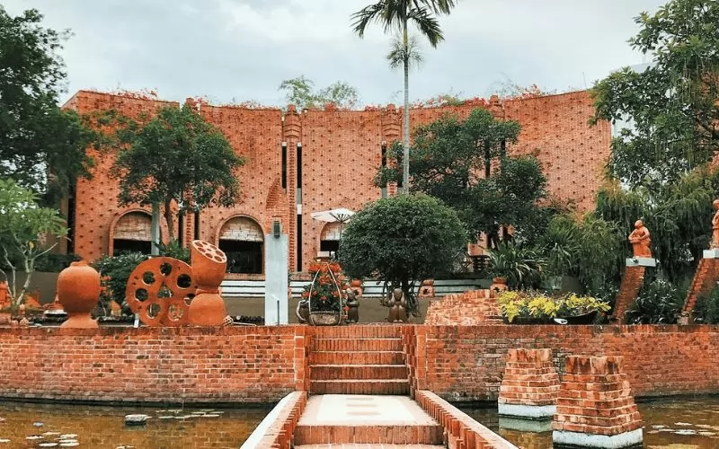 Mua qu&agrave; lưu niệm tại l&agrave;ng gốm Thanh H&agrave;