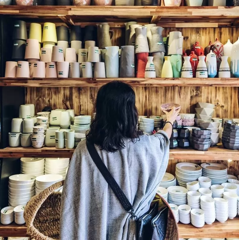 Mua sắm sản phẩm gốm khi đến l&agrave;ng gốm Thanh H&agrave; trong chuyến du lịch Hội An