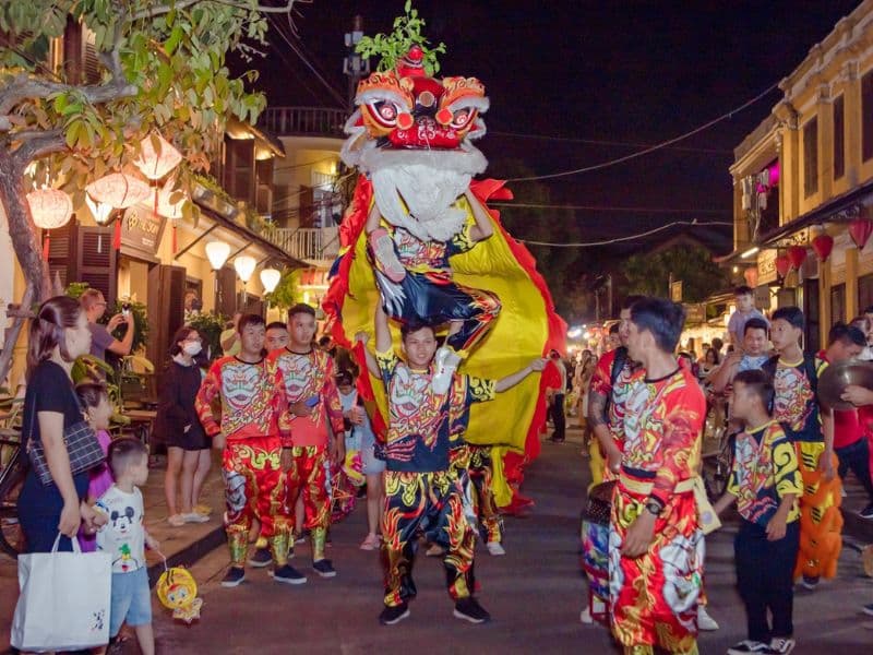 Múa Thiên Cẩu nhận được nhiều sự quan tâm tại các khu phố cổ