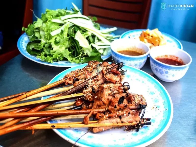 Nem nướng, rau sống quyện c&ugrave;ng nước mắm cho dư vị ho&agrave;n hảo