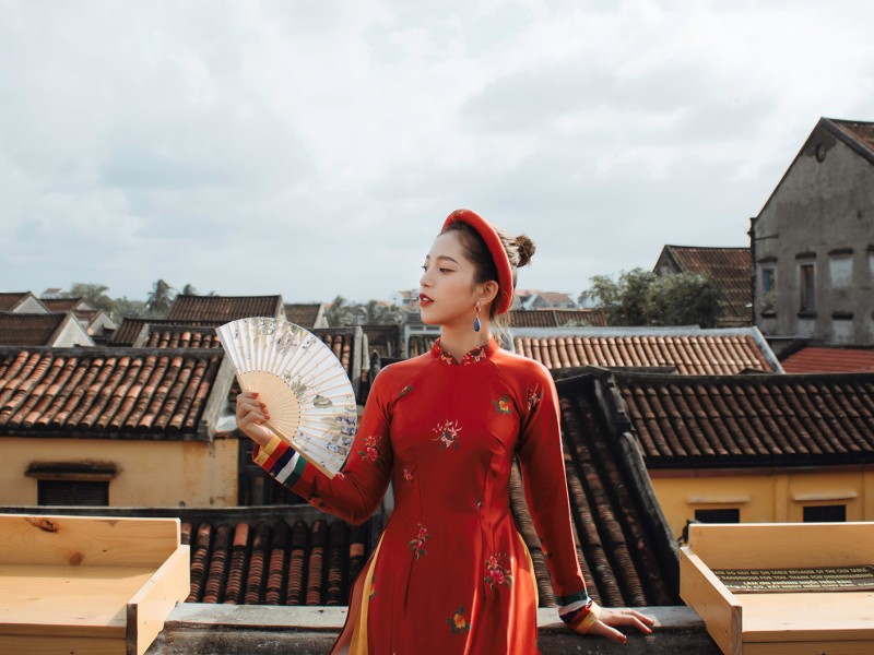 Nét quyến rũ của áo dài khi hòa mình với sự cổ kính của Hội An